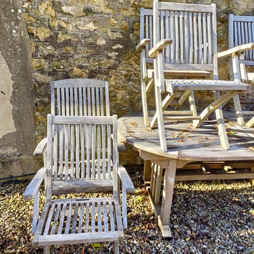 1432 - A garden teak extending table, and a set of ten folding chairs (11)