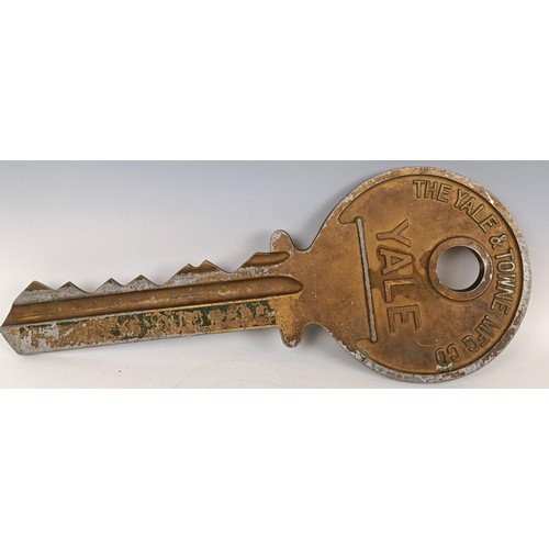 1154 - A large Yale metal advertising shop sign, in the form of a key, 77cm wide