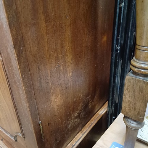 1341 - A 19th century mahogany linen press, 122 cm wide