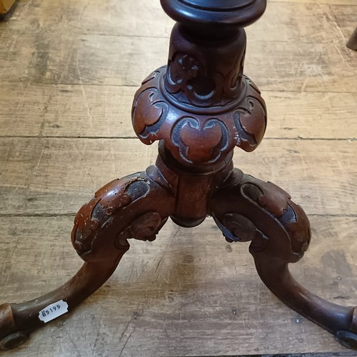 1313 - A Victorian oval walnut tripod table, 59 cm wide