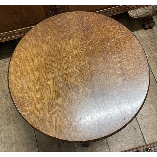 1257 - A small oak occasional table, 57 cm diameter