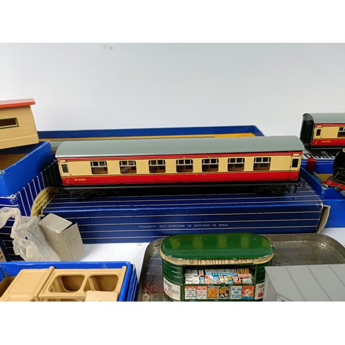 1021 - A collection of Hornby Dublo, including a Duchess of Atholl locomotive, a tender, TPO mail van set, ... 