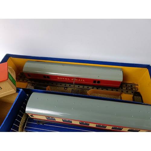 1021 - A collection of Hornby Dublo, including a Duchess of Atholl locomotive, a tender, TPO mail van set, ... 