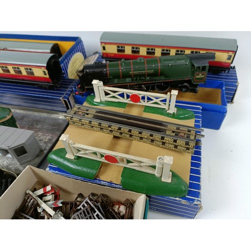 1021 - A collection of Hornby Dublo, including a Duchess of Atholl locomotive, a tender, TPO mail van set, ... 