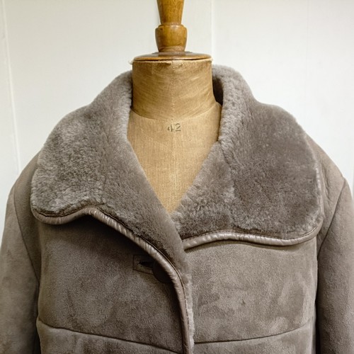 124 - A ladies Moorlands sheepskin jacket, size 100/40