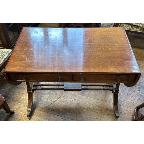 821 - A George III style mahogany sofa table, 105 cm wide