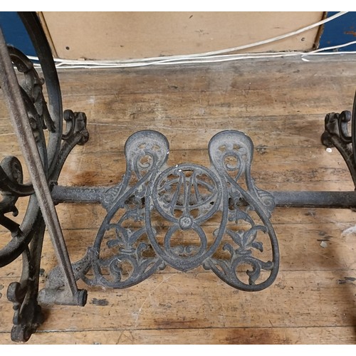 81 - A Willcox & Gibbs automatic silent sewing machine, on an iron treadle base, 50 cm wide Provenanc... 