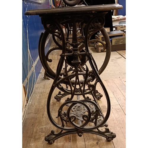 81 - A Willcox & Gibbs automatic silent sewing machine, on an iron treadle base, 50 cm wide Provenanc... 