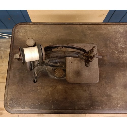 81 - A Willcox & Gibbs automatic silent sewing machine, on an iron treadle base, 50 cm wide Provenanc... 