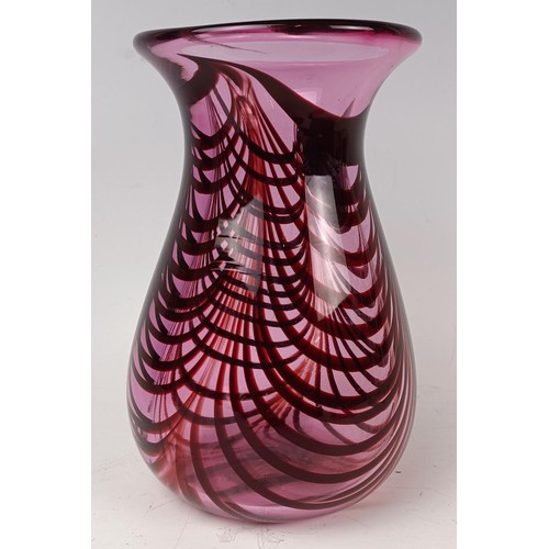 404 - A pink Art glass vase, 18 cm high, another 22 cm wide, and a vase, 18 cm high (3)