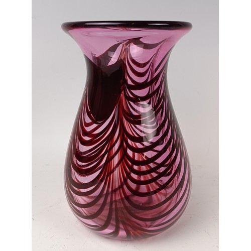 404 - A pink Art glass vase, 18 cm high, another 22 cm wide, and a vase, 18 cm high (3)