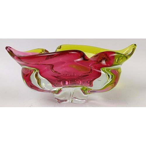 404 - A pink Art glass vase, 18 cm high, another 22 cm wide, and a vase, 18 cm high (3)