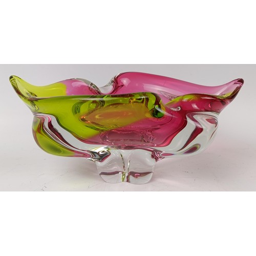 404 - A pink Art glass vase, 18 cm high, another 22 cm wide, and a vase, 18 cm high (3)