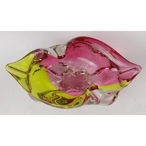 404 - A pink Art glass vase, 18 cm high, another 22 cm wide, and a vase, 18 cm high (3)