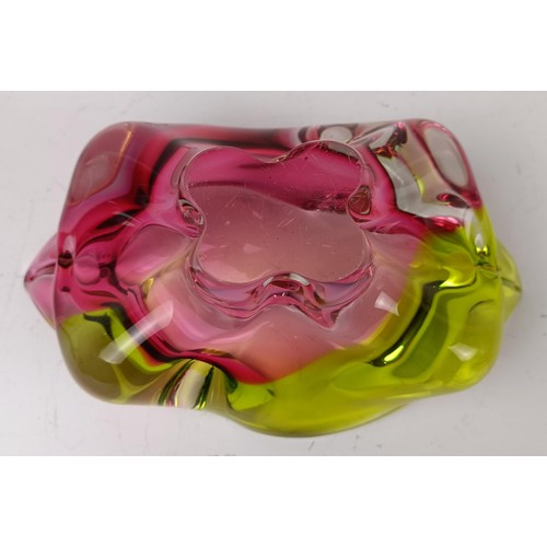 404 - A pink Art glass vase, 18 cm high, another 22 cm wide, and a vase, 18 cm high (3)