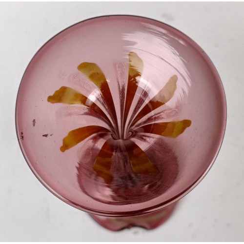 404 - A pink Art glass vase, 18 cm high, another 22 cm wide, and a vase, 18 cm high (3)