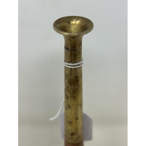 363 - A copper and brass hunting horn, 23 cm