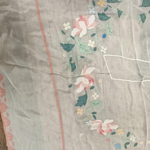 141 - An Art Deco table cloth, decorated flowers, and its pair (2)