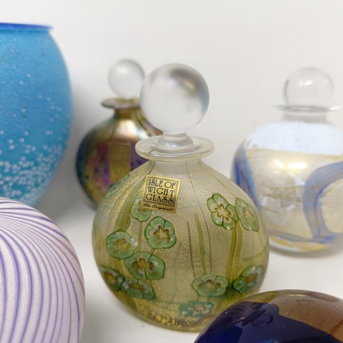 405 - An Isle of Wight perfume bottle and other Art glass (qty)