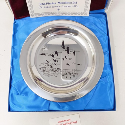 440 - A Sir Peter Scott silver collectors Christmas plate, London 1971, 6.1 ozt, boxed with a certificateP... 