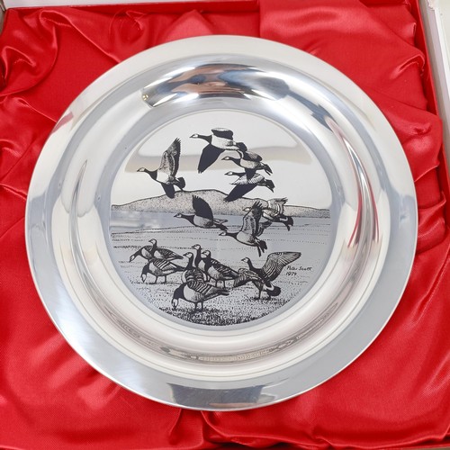 443 - A Sir Peter Scott silver collectors Christmas plate, London 1974, 6.1 ozt, boxed with a certificateP... 