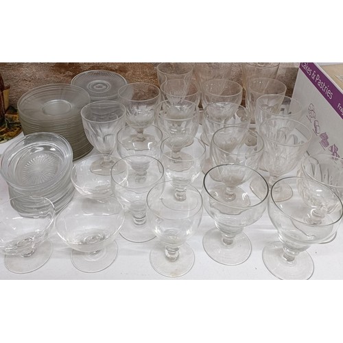 533 - A set of eight glass rummers, and assorted other glassware (qty)