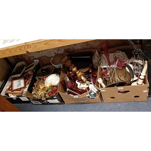 579 - A picture frame and assorted other items (9 boxes)