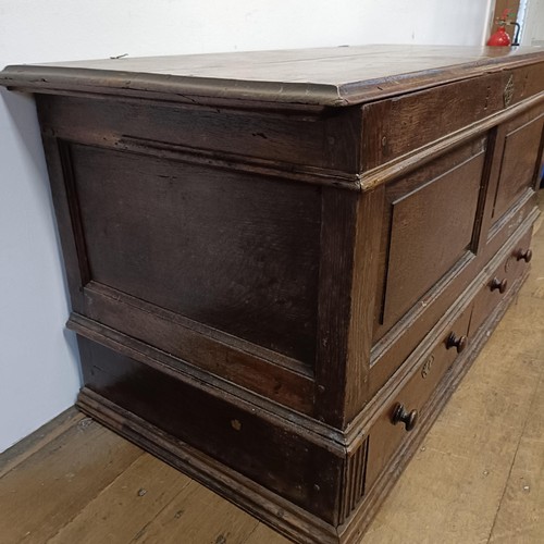 724 - An oak mule chest, 124 cm wide