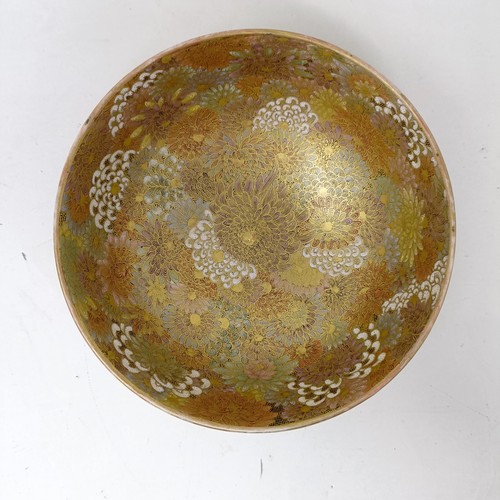 641 - A Japanese Satsuma bowl, decorated flowers, 15 cm diameter