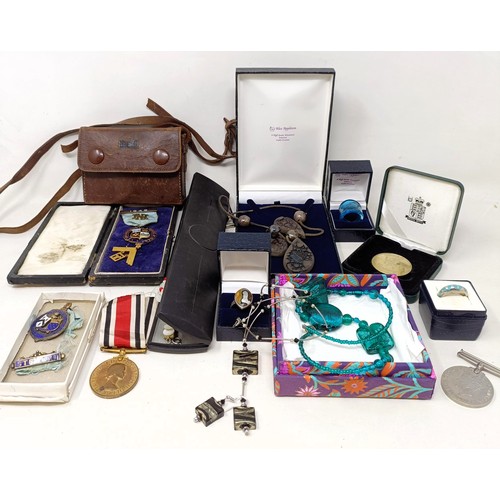 636 - A Masonic medal, cased, and assorted costume jewellery