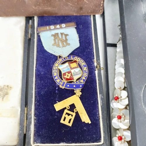 636 - A Masonic medal, cased, and assorted costume jewellery