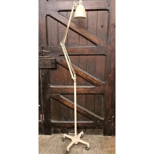 462 - A standard anglepoise lamp