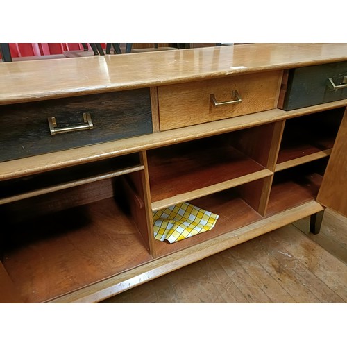 465 - A 1970s dining room suite, comprising a sideboard, with three drawers and two cupboard doors, 152 cm... 