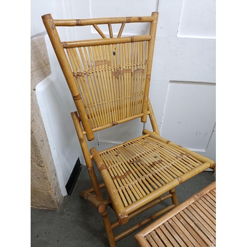 476 - A folding bamboo table and chair (2)