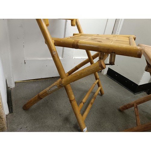 476 - A folding bamboo table and chair (2)