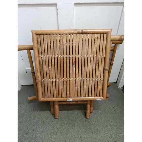 476 - A folding bamboo table and chair (2)