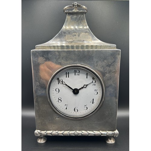 19 - A George V silver desk clock, with engraved decoration, London 1916, 22 cm high (overhandle)