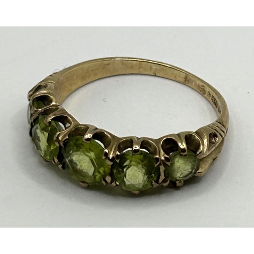 624 - A 9ct gold and green stone ring, ring size P