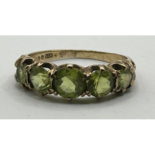 624 - A 9ct gold and green stone ring, ring size P