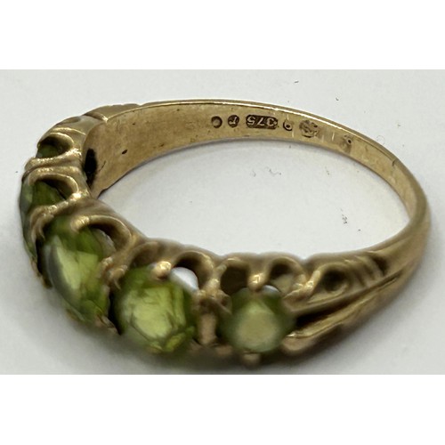 624 - A 9ct gold and green stone ring, ring size P