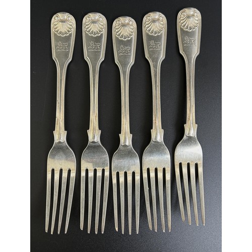 43 - A set of five early Victorian silver fiddle, thread and shell pattern forks, London 1842, 12.6 ozt (... 