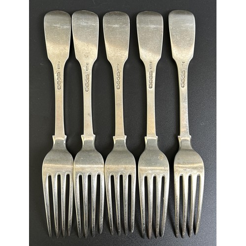 43 - A set of five early Victorian silver fiddle, thread and shell pattern forks, London 1842, 12.6 ozt (... 