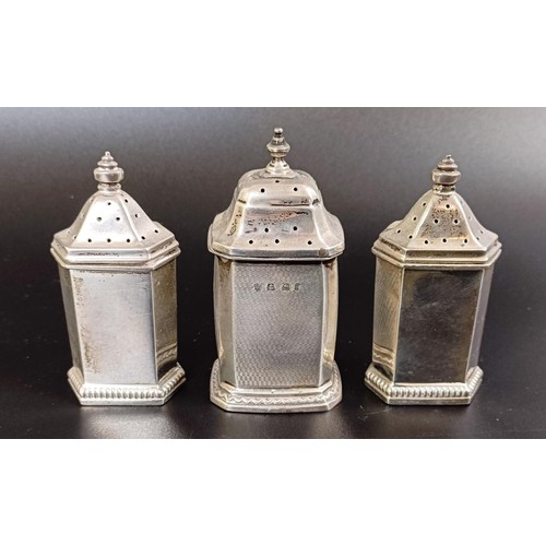 54 - A George V four piece silver cruet set, comprising three peppers, and a mustard pot, with a blue gla... 