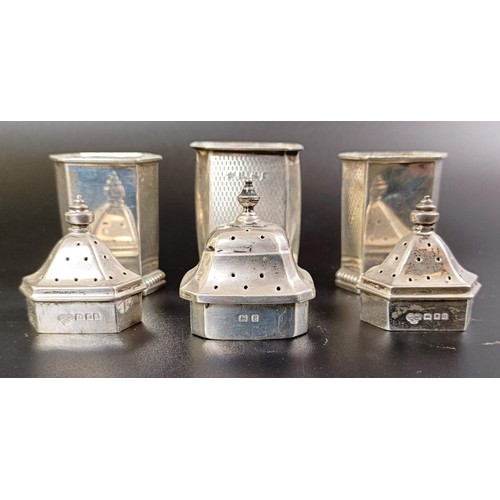 54 - A George V four piece silver cruet set, comprising three peppers, and a mustard pot, with a blue gla...