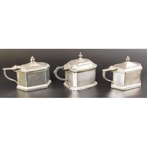 54 - A George V four piece silver cruet set, comprising three peppers, and a mustard pot, with a blue gla...