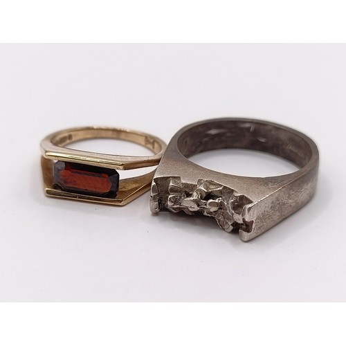 644 - A 9ct gold and red stone ring, ring size G, and a silver abstract ring, ring size O (2)