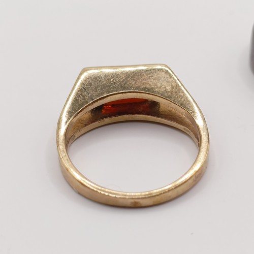 644 - A 9ct gold and red stone ring, ring size G, and a silver abstract ring, ring size O (2)