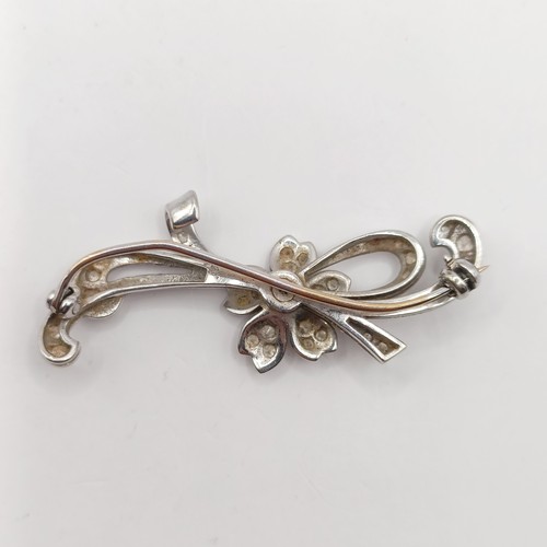 658 - A white gold and diamond flowerhead brooch