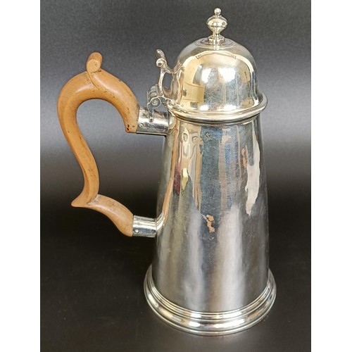 88 - An early 18th century silver side handled coffee pot, crested, marks indistinct, 22.5 ozt (all in), ... 