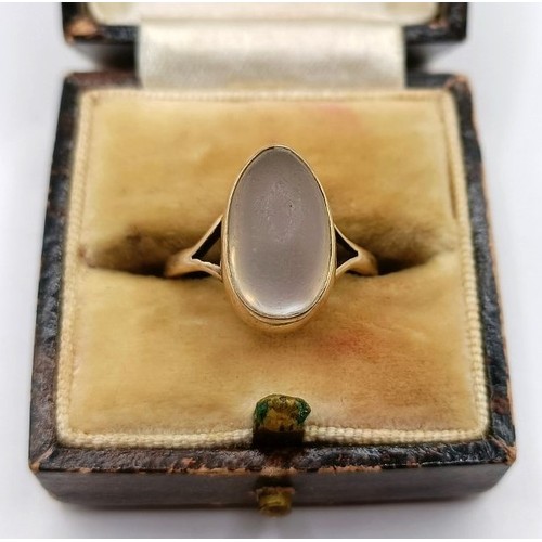 680 - A 9ct gold and moonstone ring, ring size K